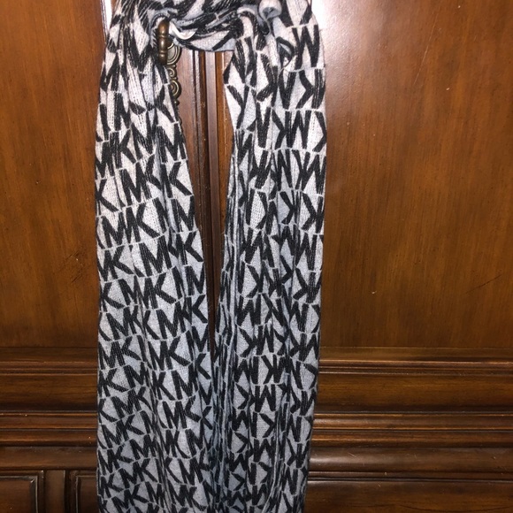 Michael Kors Infinity Scarf - Picture 1 of 3